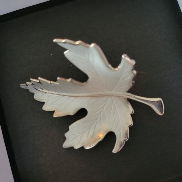 Vintage Silver-Plated Maple Leaf Brooch Pin Nature-Inspired Jewelry Piece Approx - Picture 1 of 3